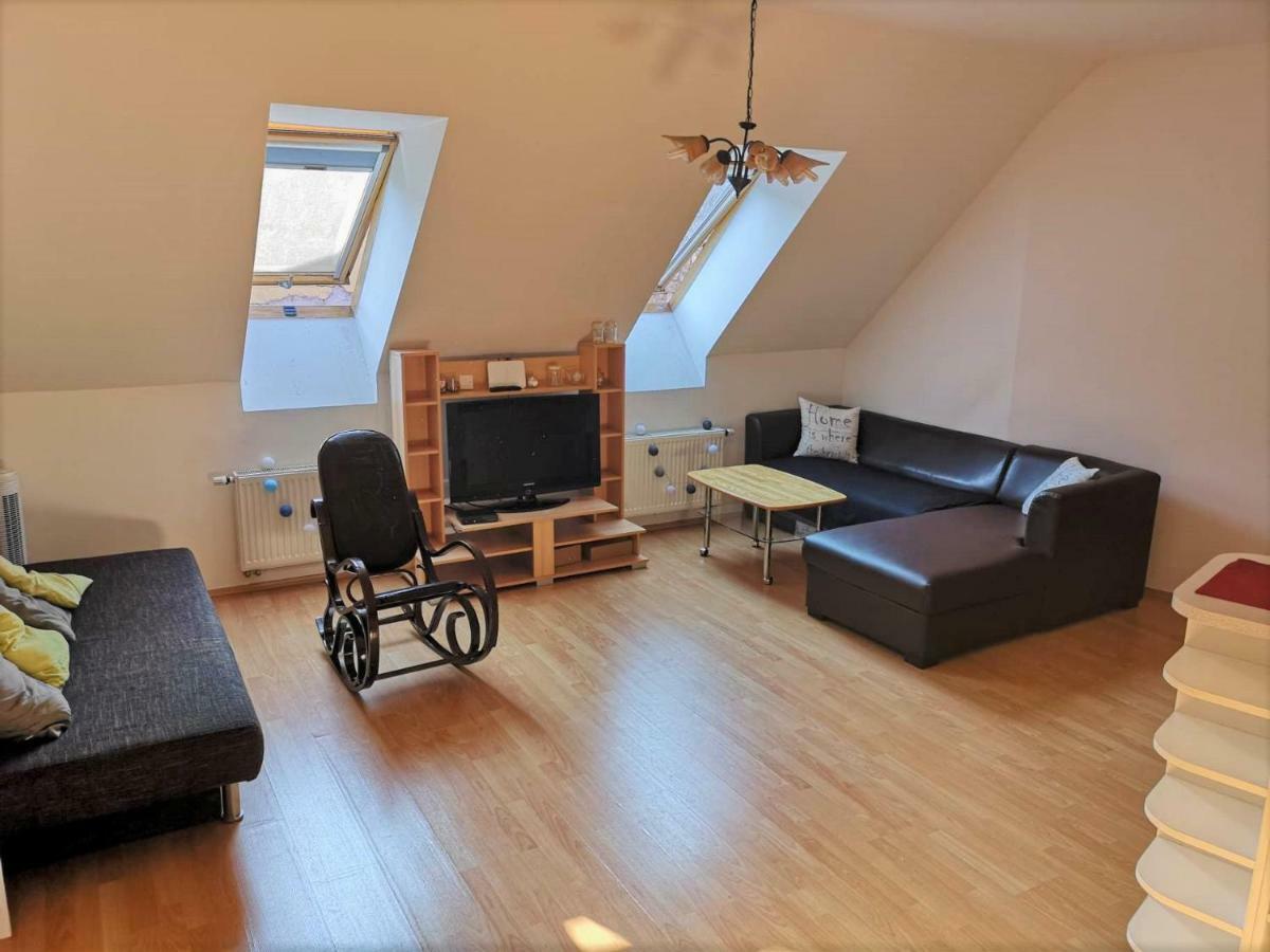 Centrum - A. Apartman เปตช์ ภายนอก รูปภาพ
